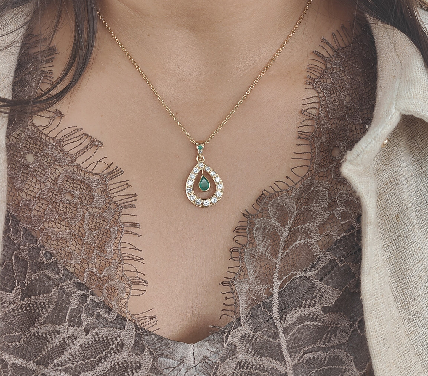 Collier pendentif en or jaune, émeraude et diamants