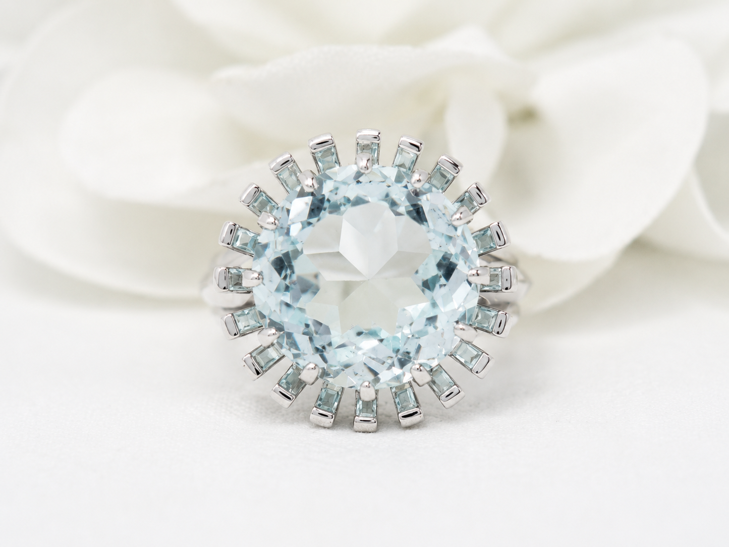 Bague vintage en or blanc et aigue marine