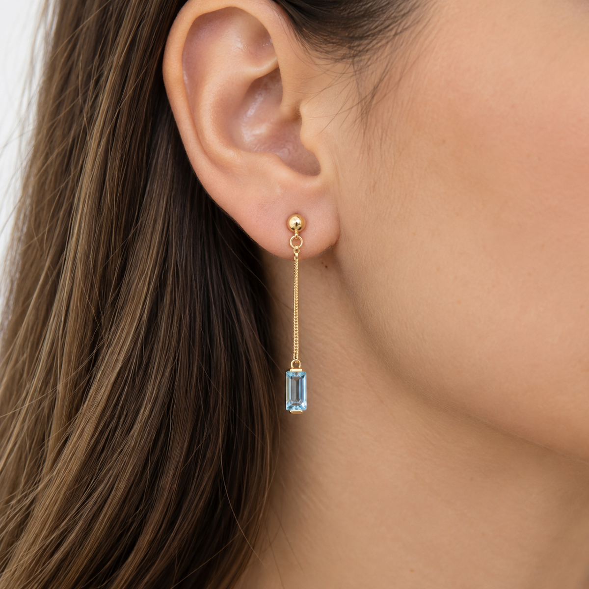 Boucles d’oreilles pendantes en or jaune 18 carats et topazes bleues