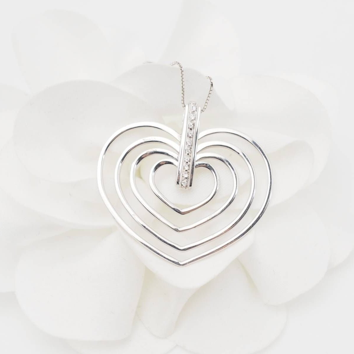 Collier cœur en or blanc 18 carats et diamants – 4 cœurs imbriqués