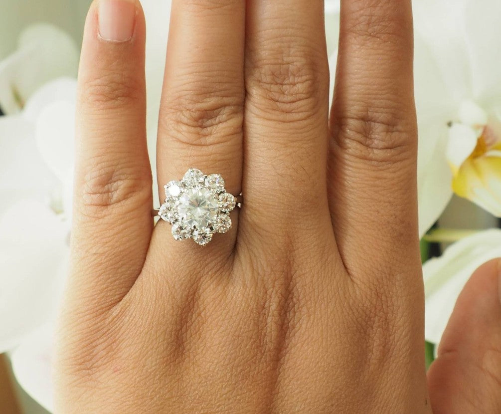 Bague marguerite ancienne en or blanc et diamants – Diamant central 1,80 carat