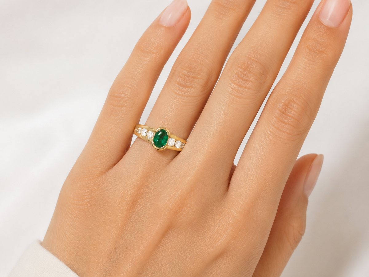 Bague en or jaune 18 carats, émeraude ovale et diamants