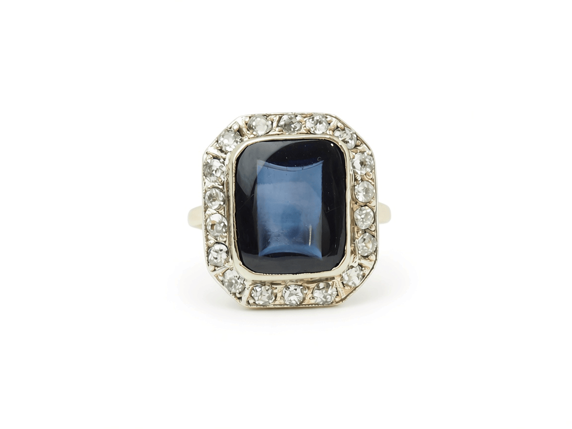 Bague ancienne Art Nouveau L'Aurore en or jaune et argent avec saphir Verneuil rectangulaire et entourage de diamants