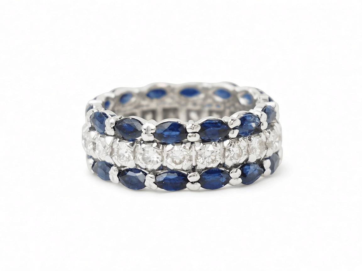 Bague bandeau vintage L'Aurore en or blanc 18k, ornée de saphirs taille navette et d'une ligne centrale de diamants.