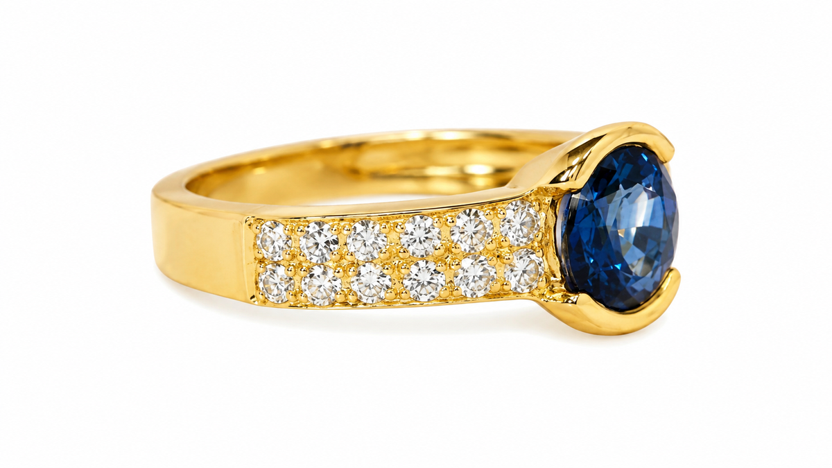 Bague large en or jaune, saphir ovale et diamants.