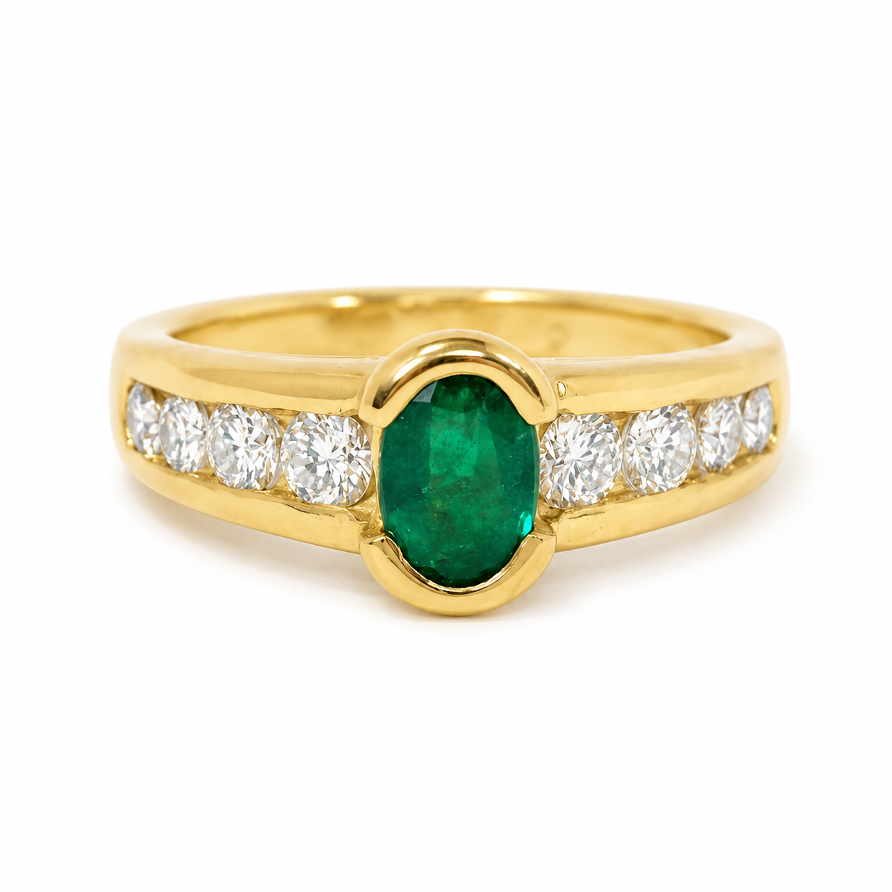 Bague en or jaune 18 carats, émeraude ovale et diamants