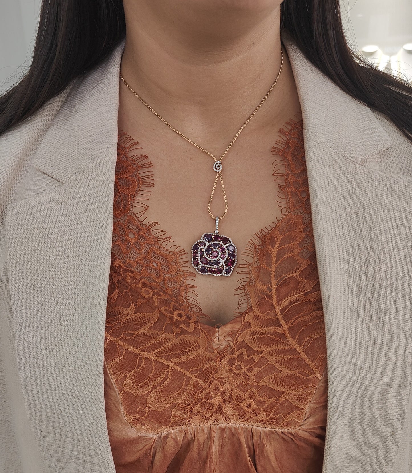 Collier pendentif fleur en or rose, pierres fines et diamants