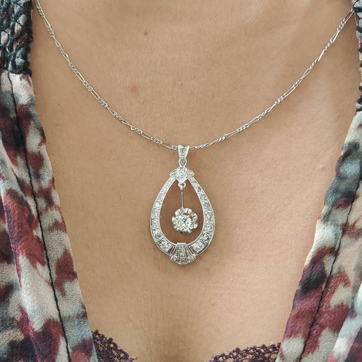 Collier Art déco en or blanc et diamants