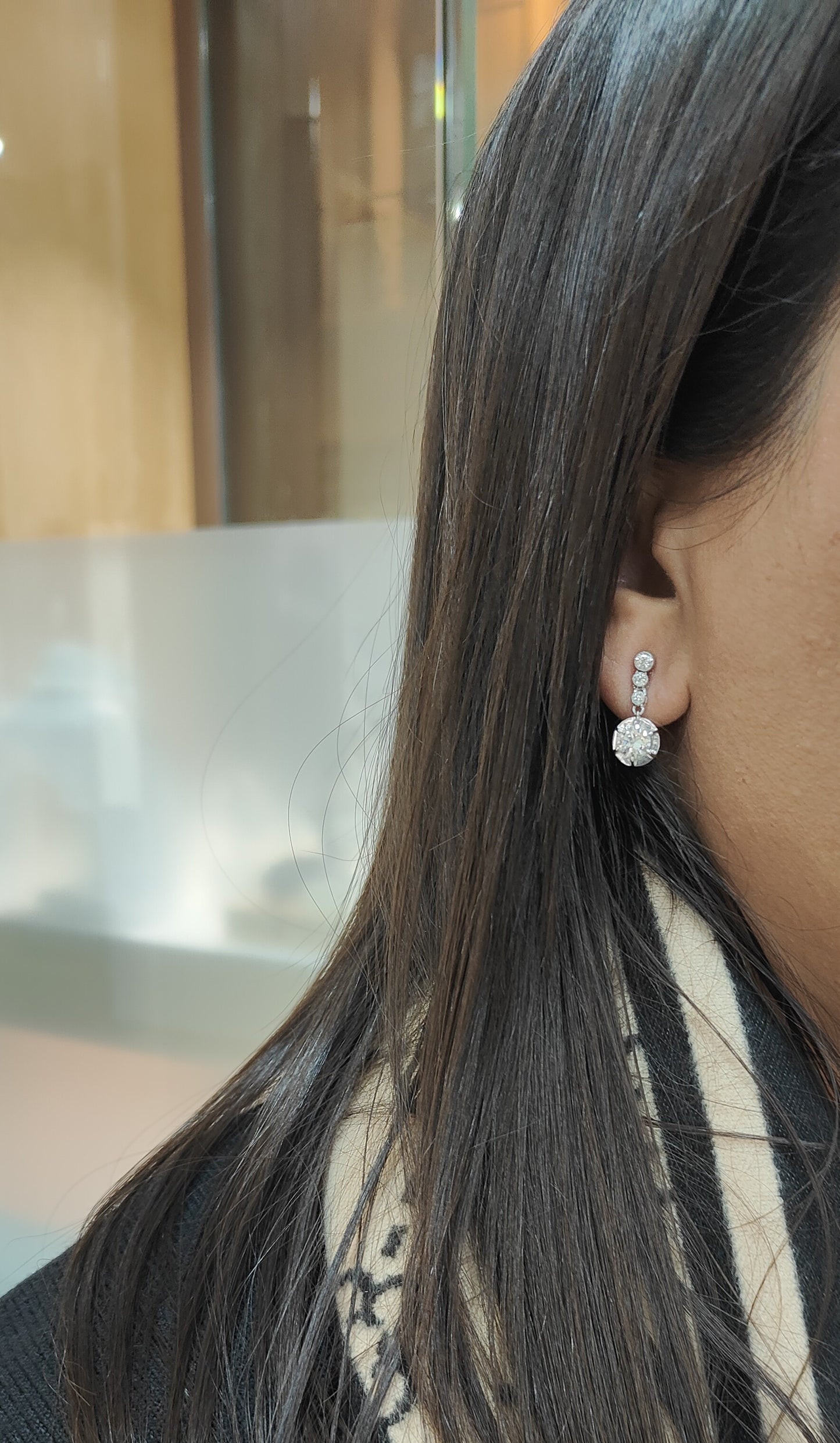 Paire de dormeuses anciennes en or blanc et diamants