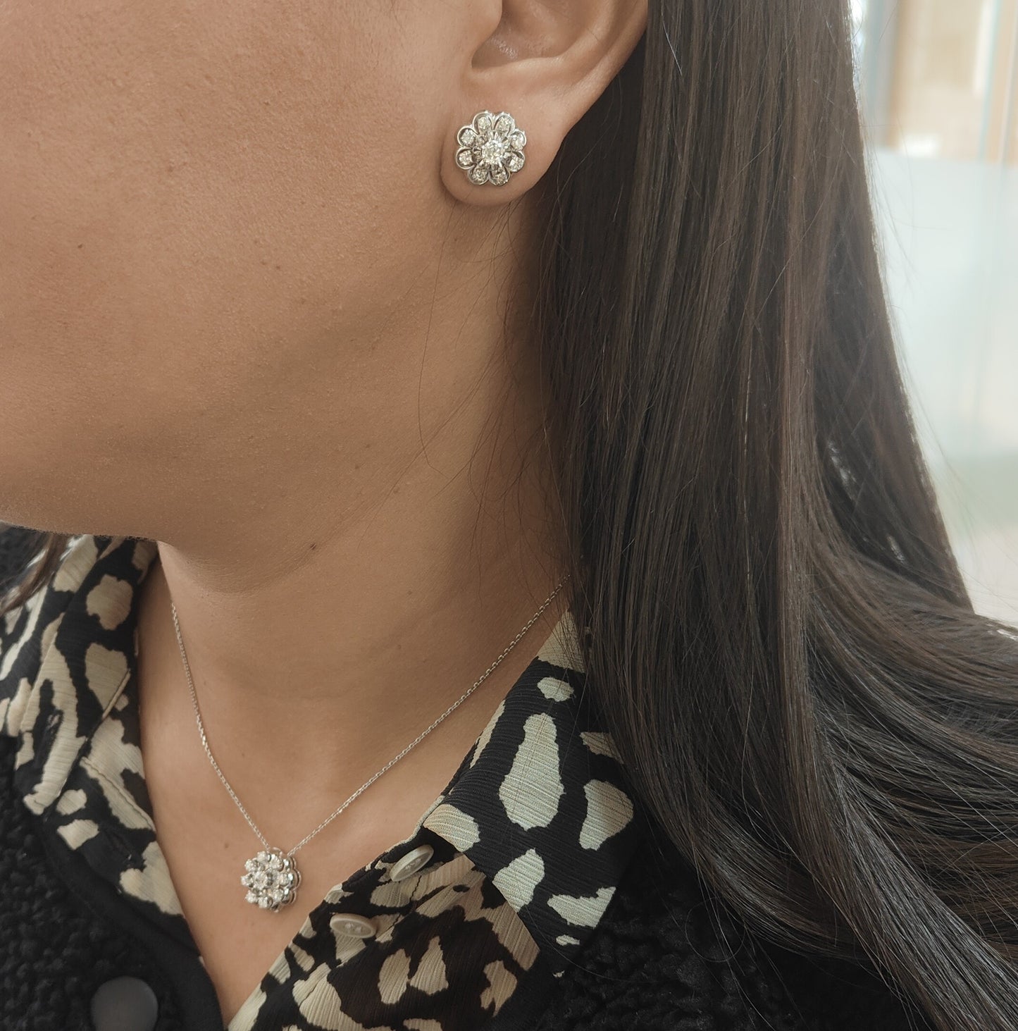 Boucles d'oreilles marguerites en or blanc et diamants