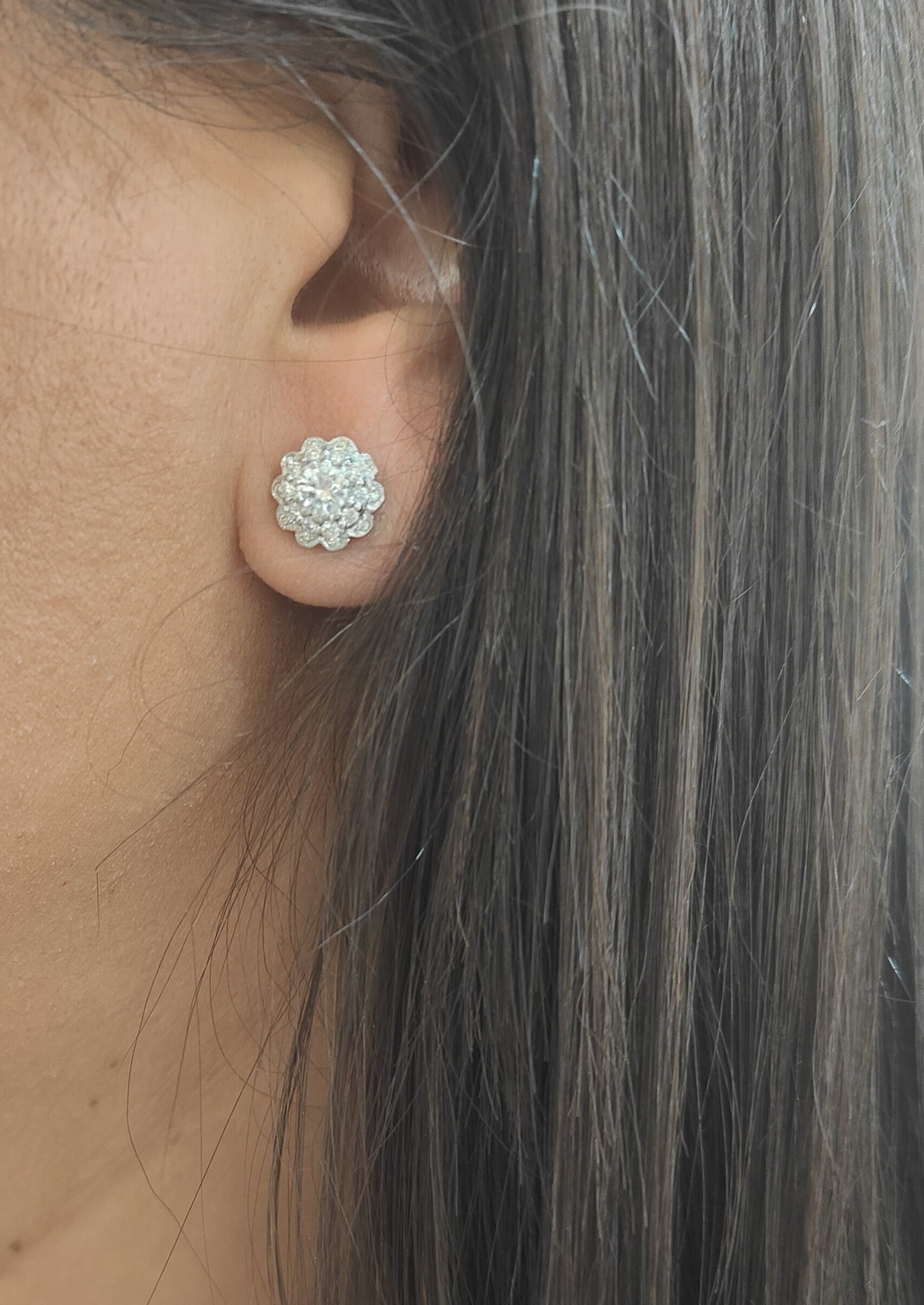 Puces d'oreilles en or blanc et diamants