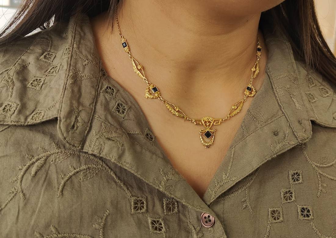 Collier Art Nouveau draperie en or jaune et saphirs