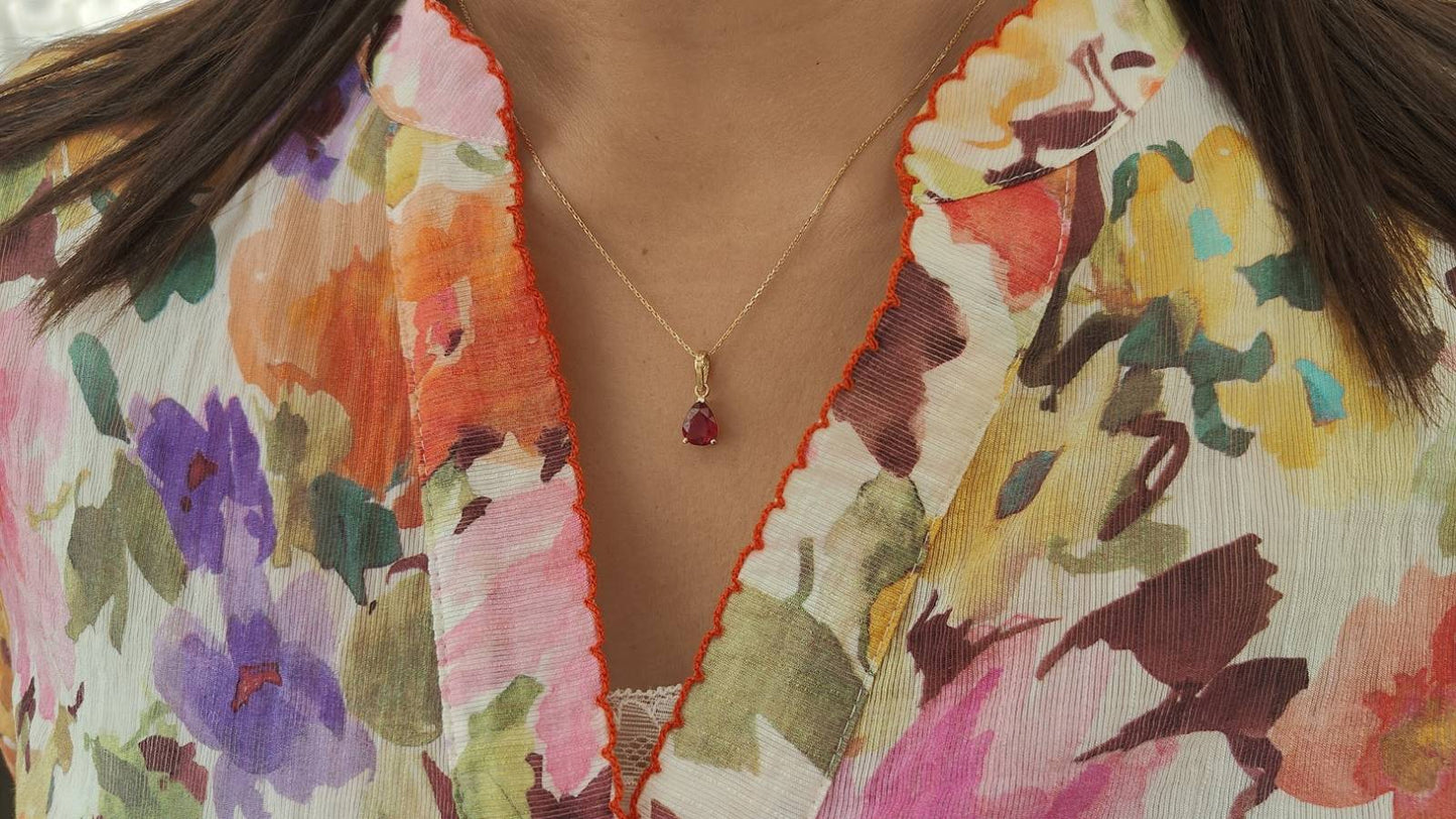 Pendentif rubis naturel taille poire 1,76 carat en or jaune