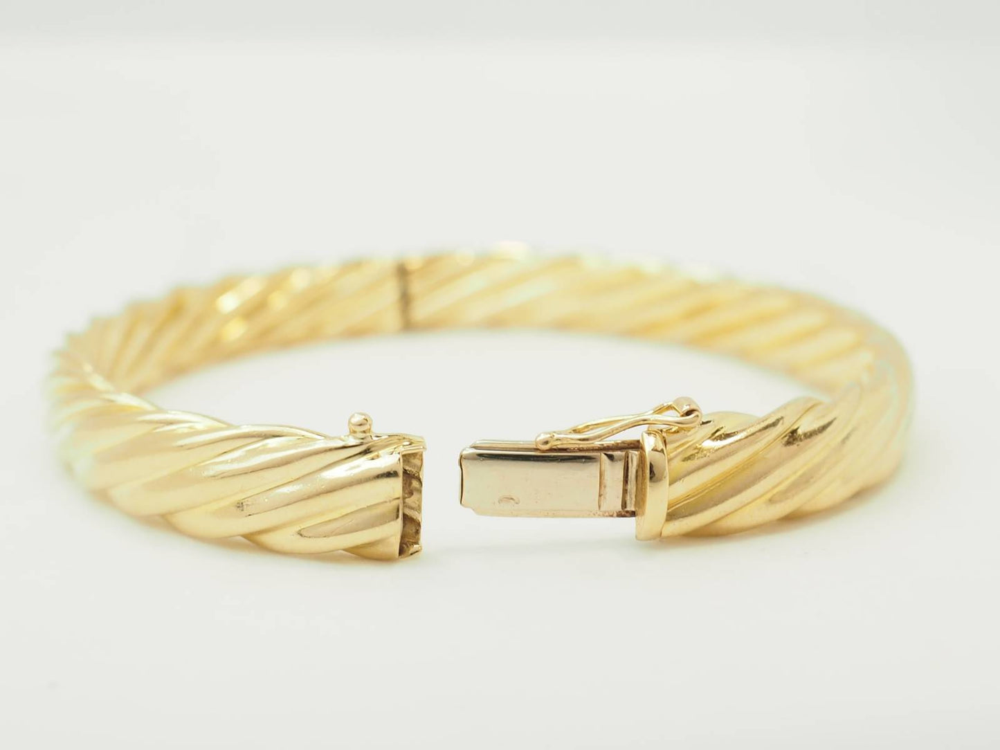 Bracelet jonc torsadé en or jaune