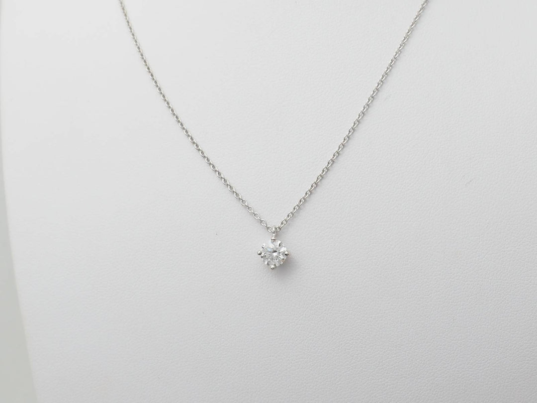 Collier solitaire en or blanc et diamant 0.70ct