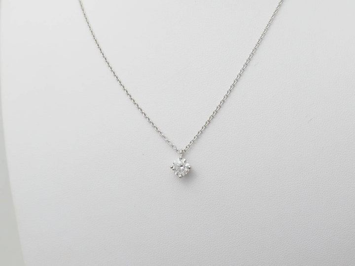 Collier solitaire en or blanc et diamant 0.70ct