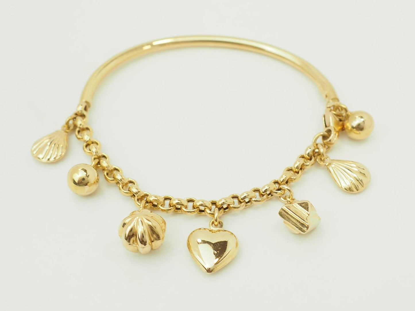 Bracelet breloques en or jaune Charms cœur, coquillages et perles