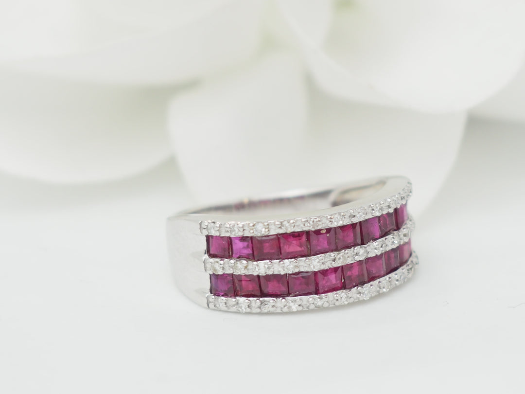 Bague en or blanc sertie de rubis calibrés et diamants naturels