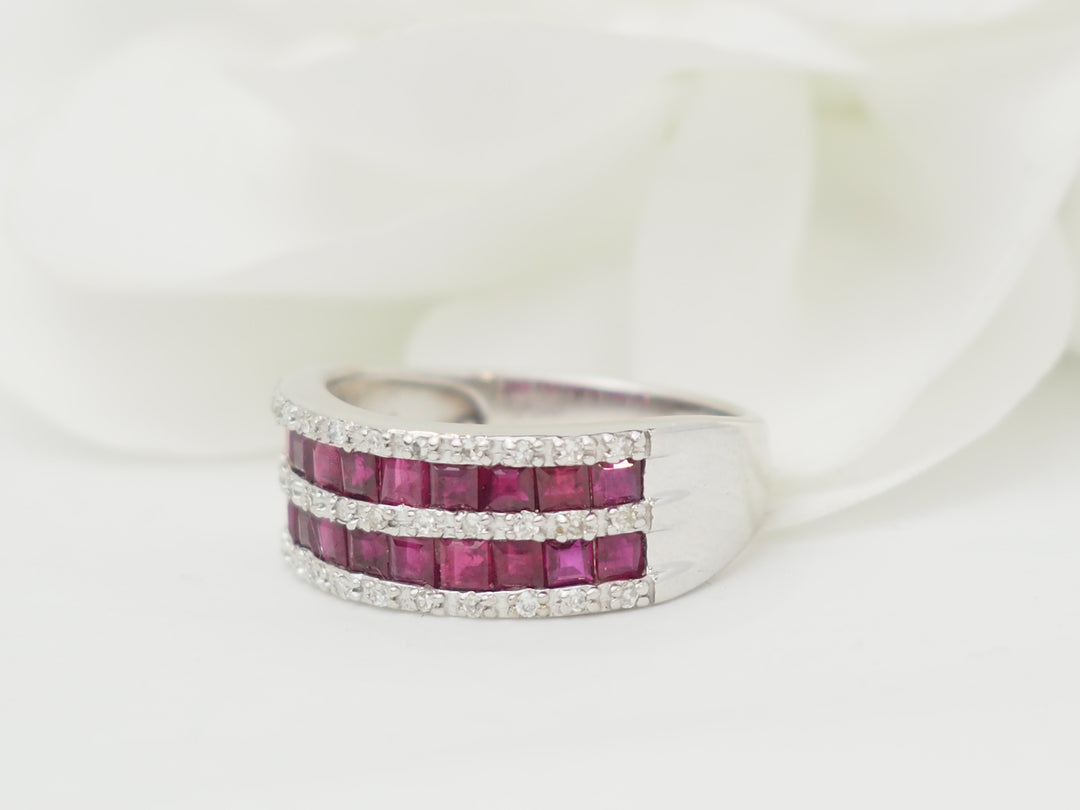 Bague en or blanc sertie de rubis calibrés et diamants naturels