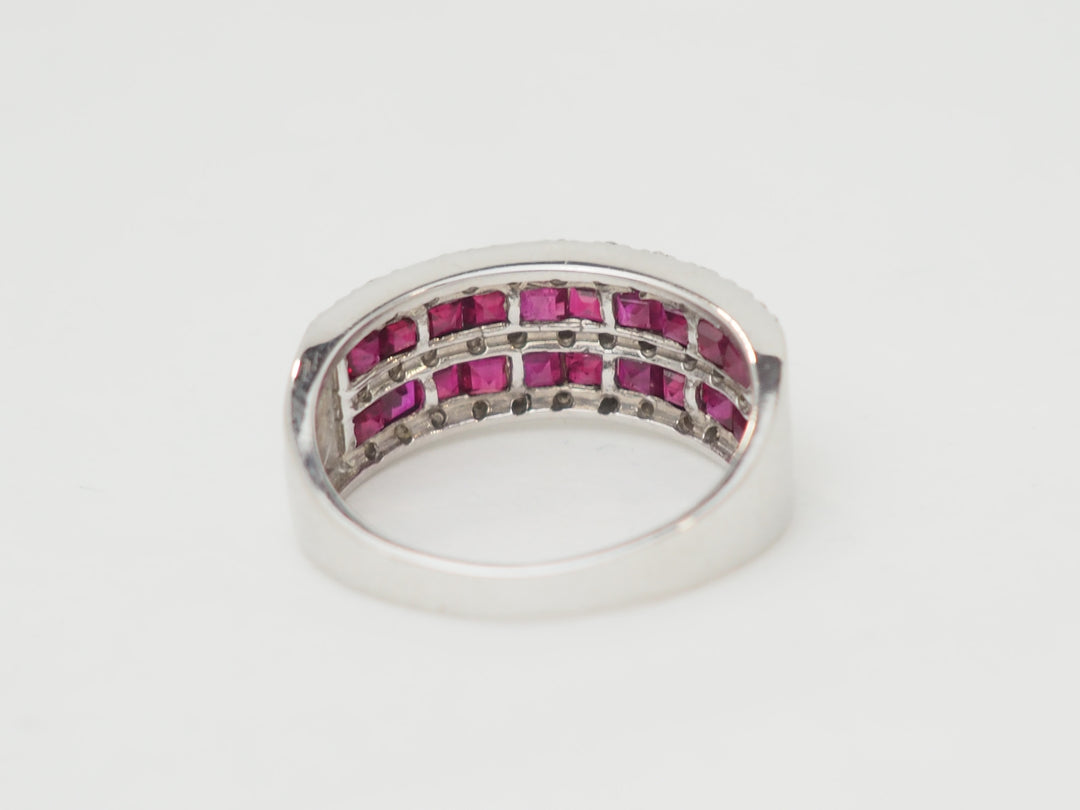 Bague en or blanc sertie de rubis calibrés et diamants naturels