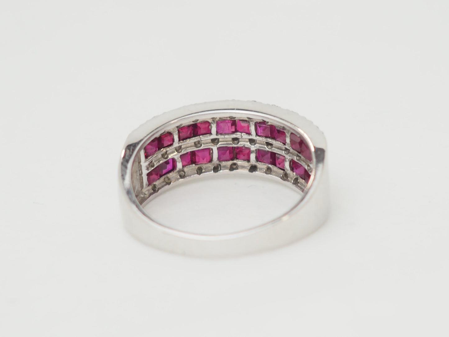 Bague en or blanc sertie de rubis calibrés et diamants naturels