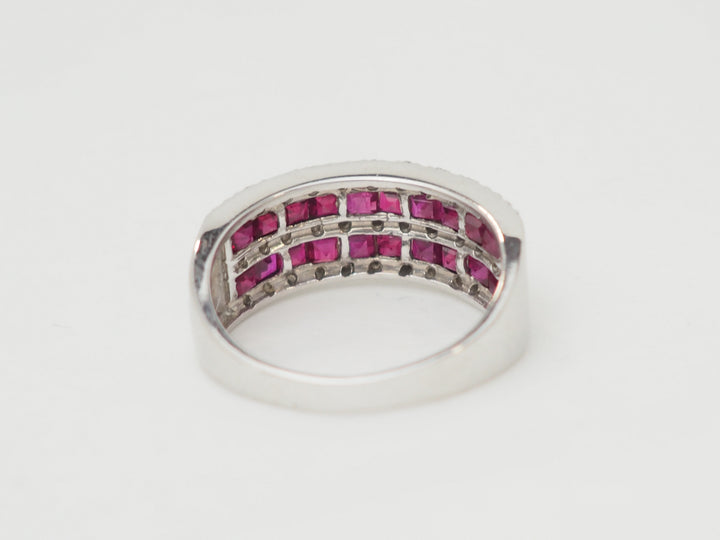 Bague en or blanc sertie de rubis calibrés et diamants naturels
