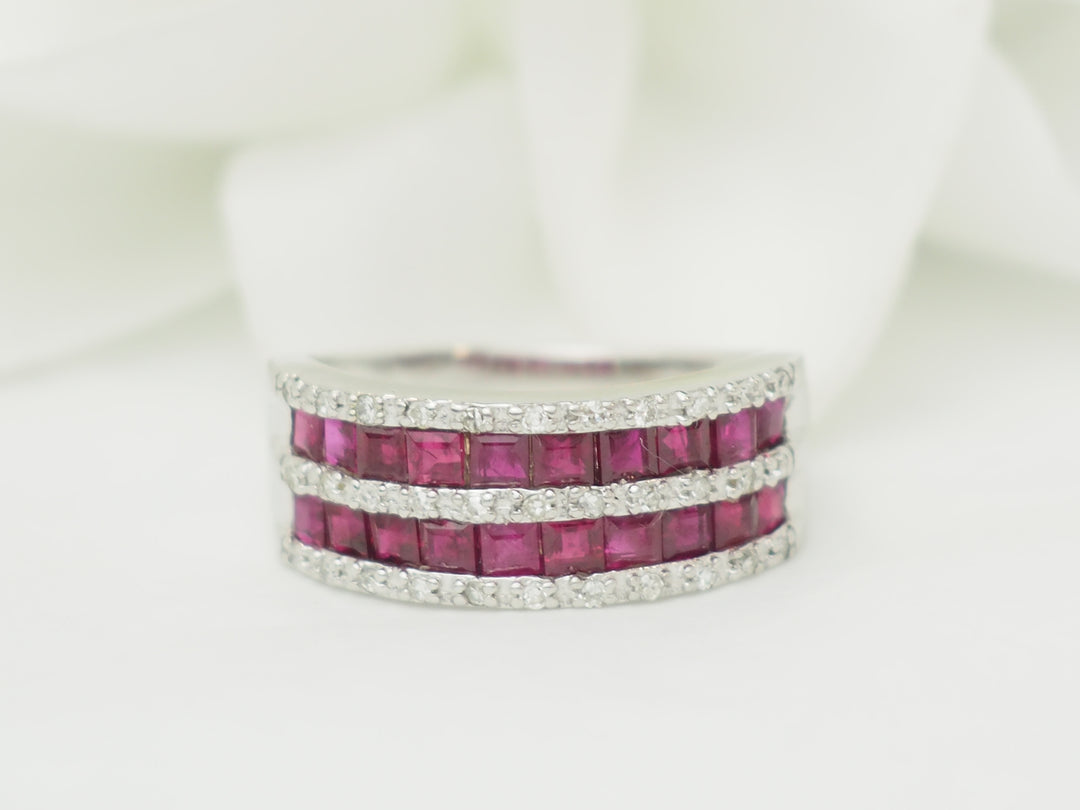 Bague en or blanc sertie de rubis calibrés et diamants naturels
