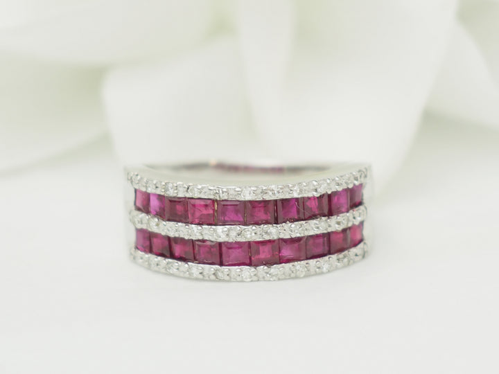 Bague en or blanc sertie de rubis calibrés et diamants naturels