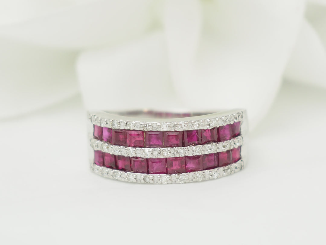 Bague en or blanc sertie de rubis calibrés et diamants naturels