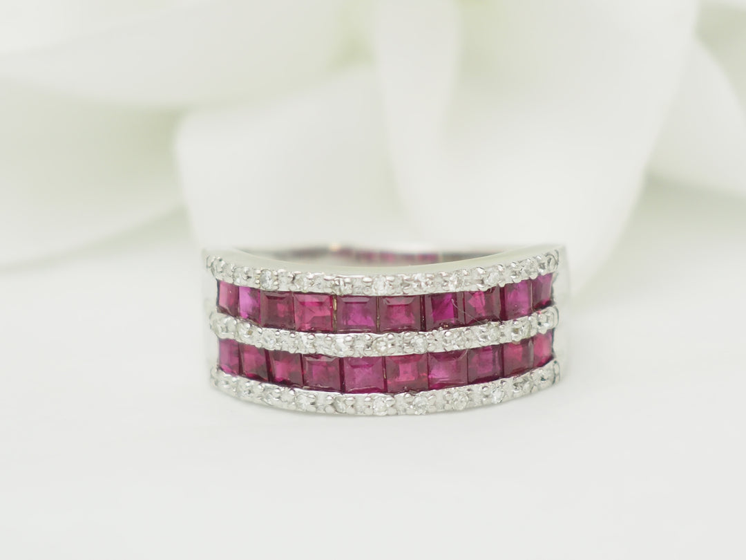 Bague en or blanc sertie de rubis calibrés et diamants naturels