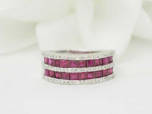 Bague en or blanc sertie de rubis calibrés et diamants naturels
