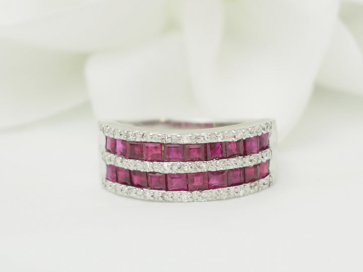 Bague en or blanc sertie de rubis calibrés et diamants naturels