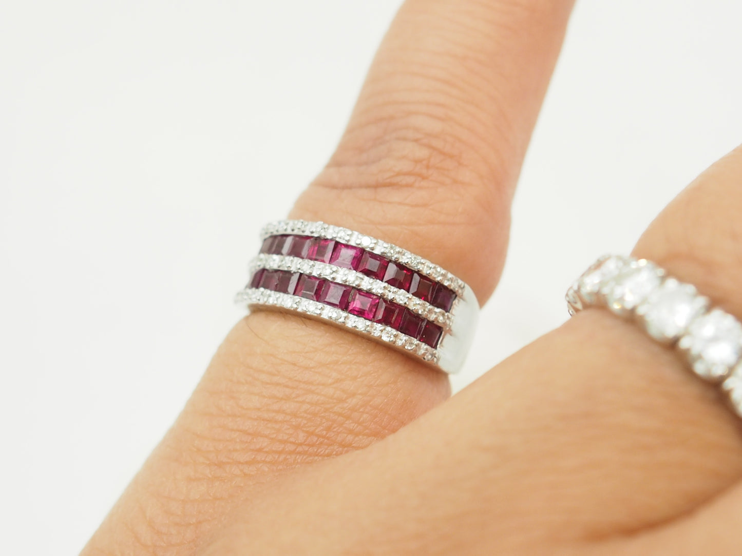 Bague en or blanc sertie de rubis calibrés et diamants naturels