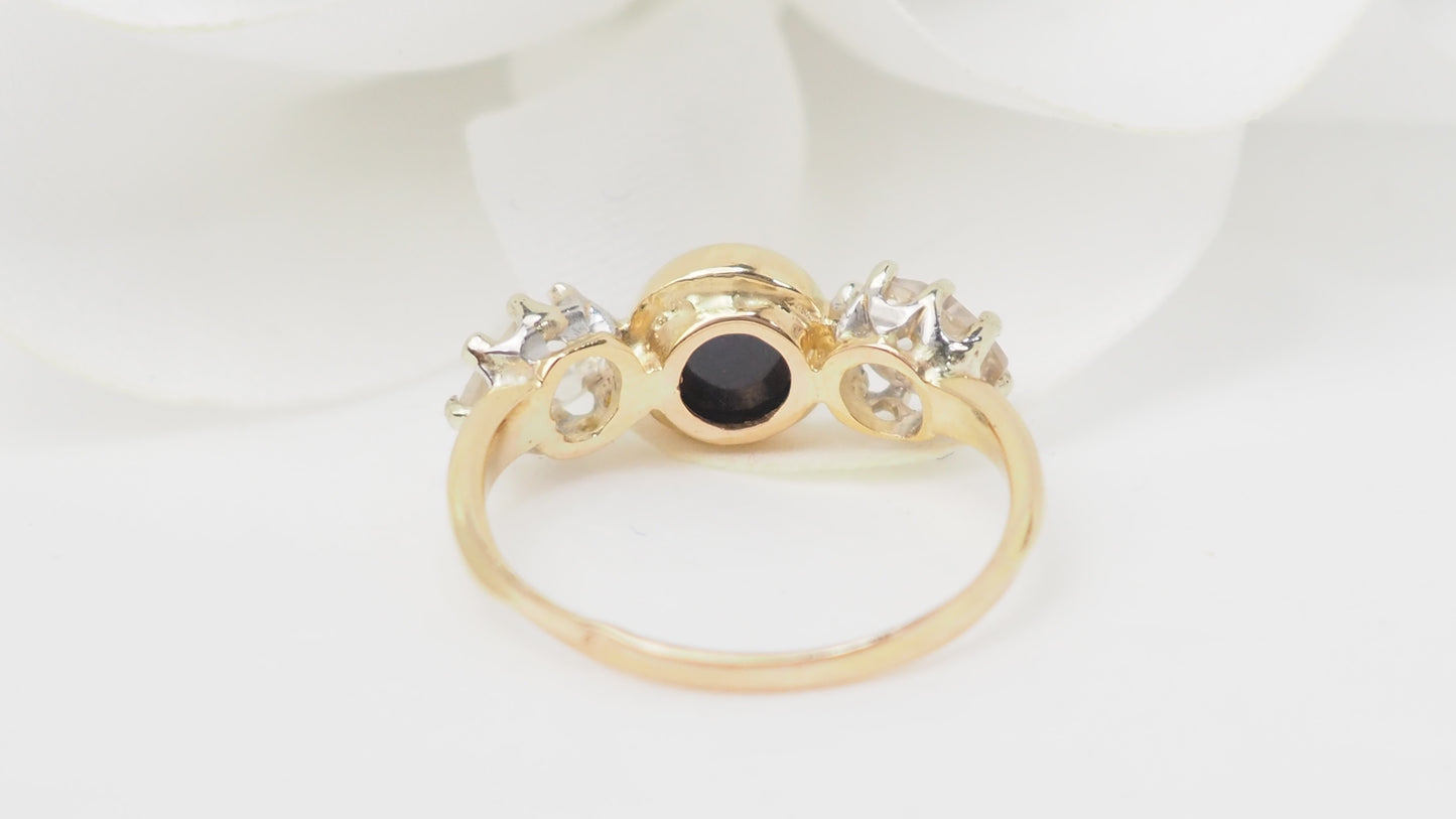 Bague En Or Jaune, Cabochon De Saphir Et Diamants