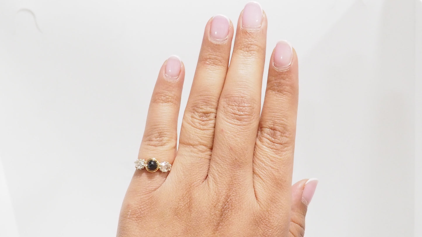 Bague En Or Jaune, Cabochon De Saphir Et Diamants