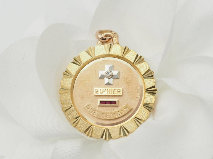 Pendentif Augis en or jaune, rubis et diamant