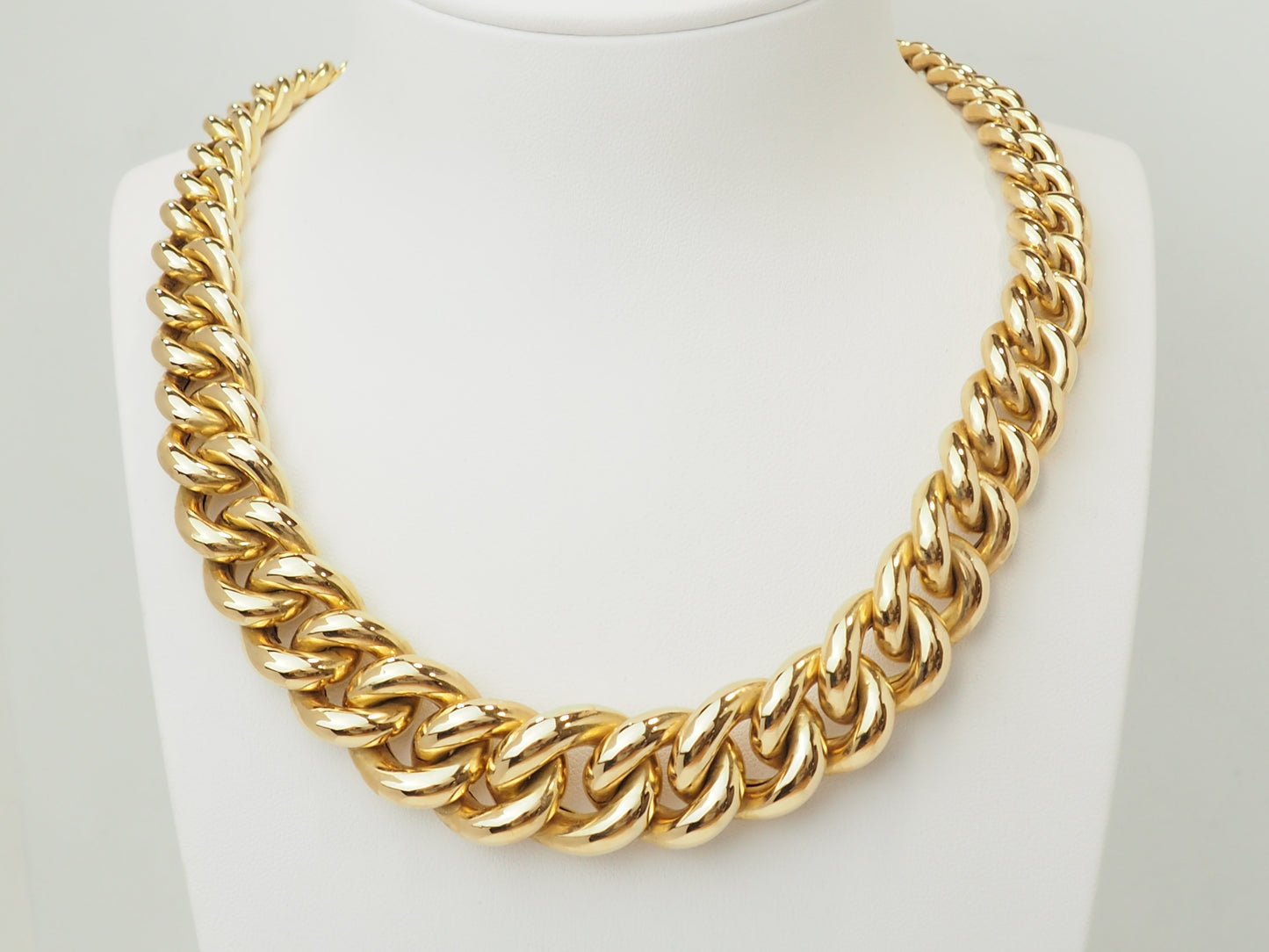 Collier ras de cou en or jaune 18 carats – Maille gourmette bombée – 62,50 g