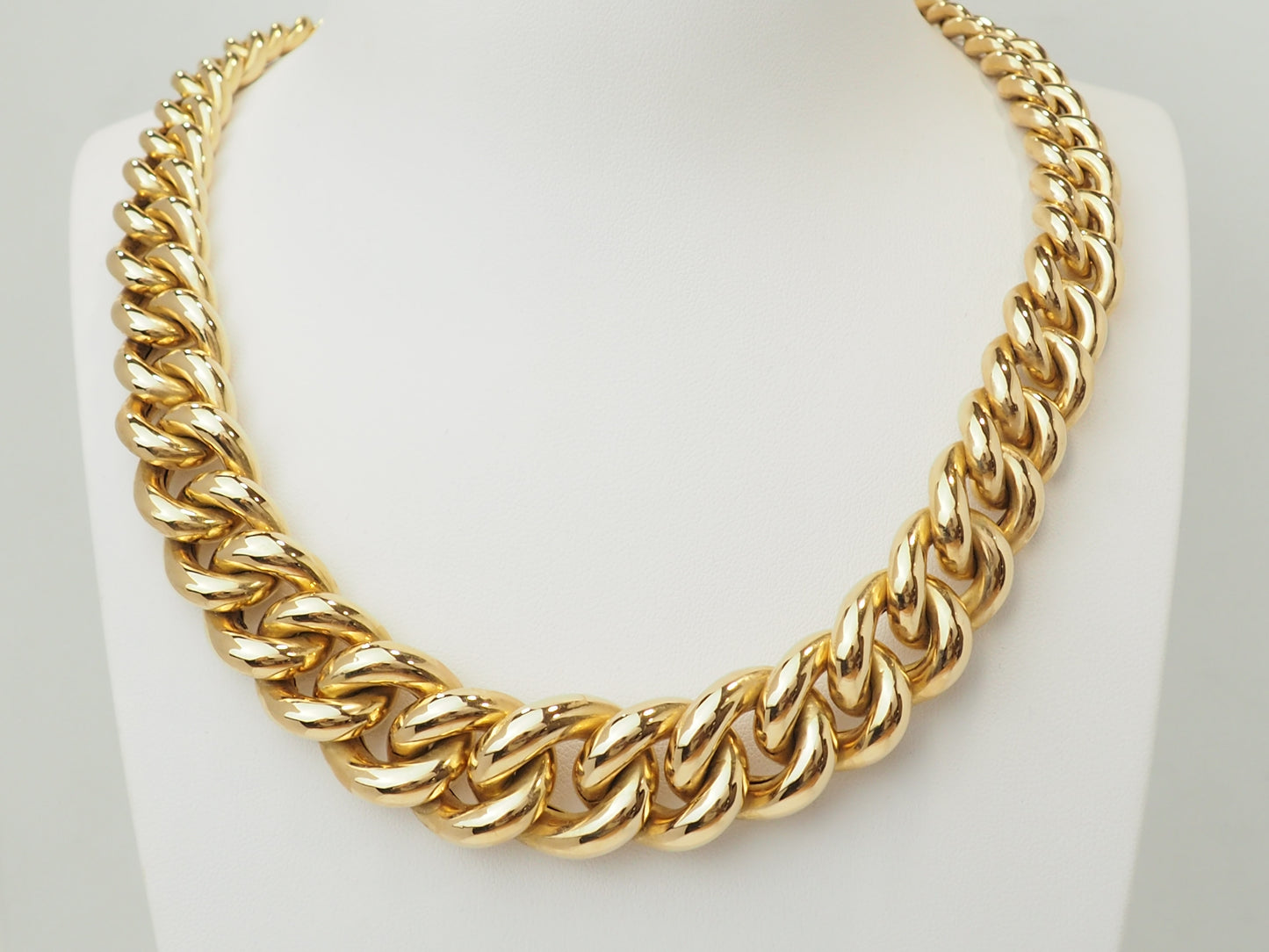 Collier ras de cou en or jaune 18 carats – Maille gourmette bombée – 62,50 g