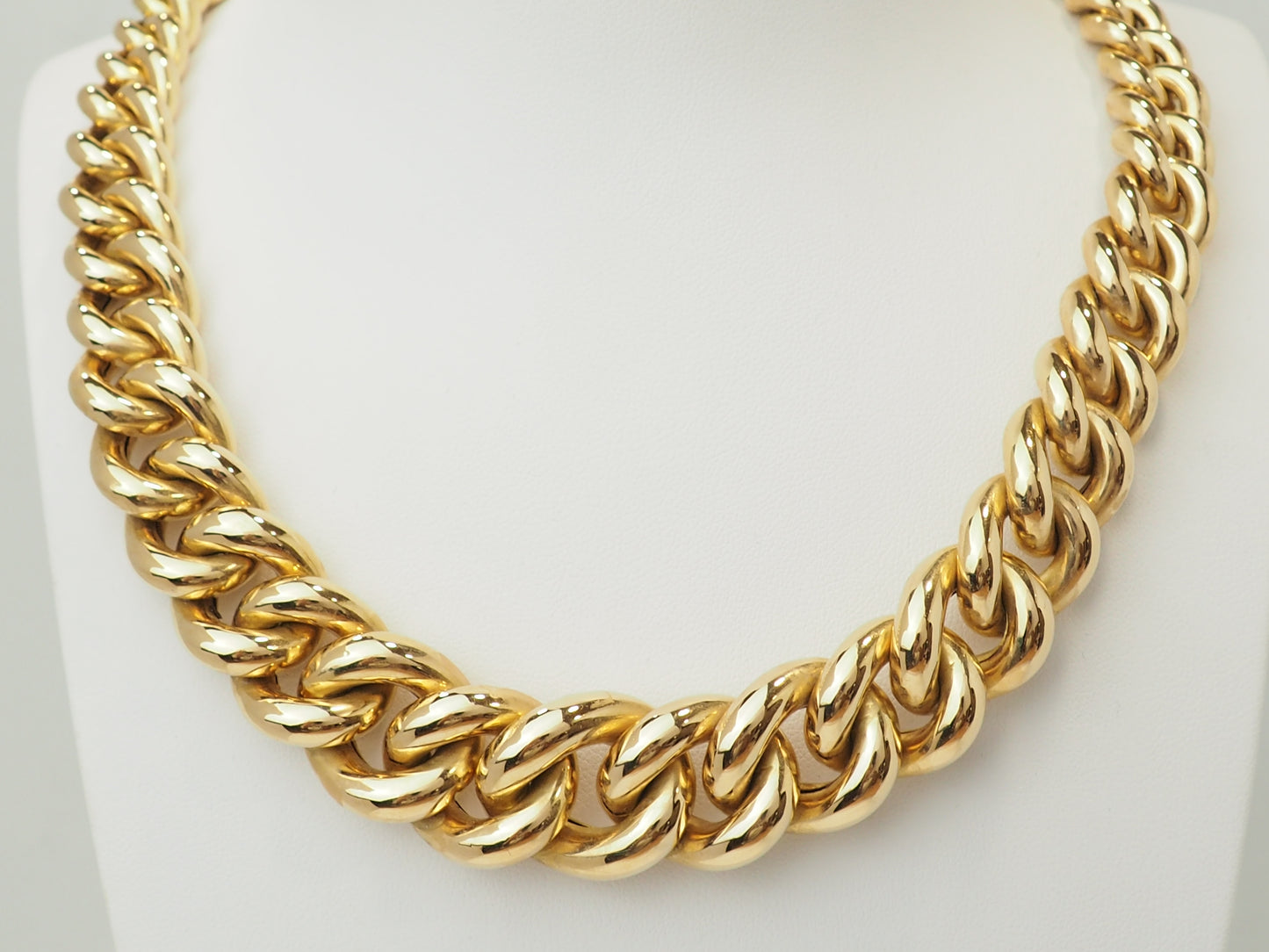 Collier ras de cou en or jaune 18 carats – Maille gourmette bombée – 62,50 g