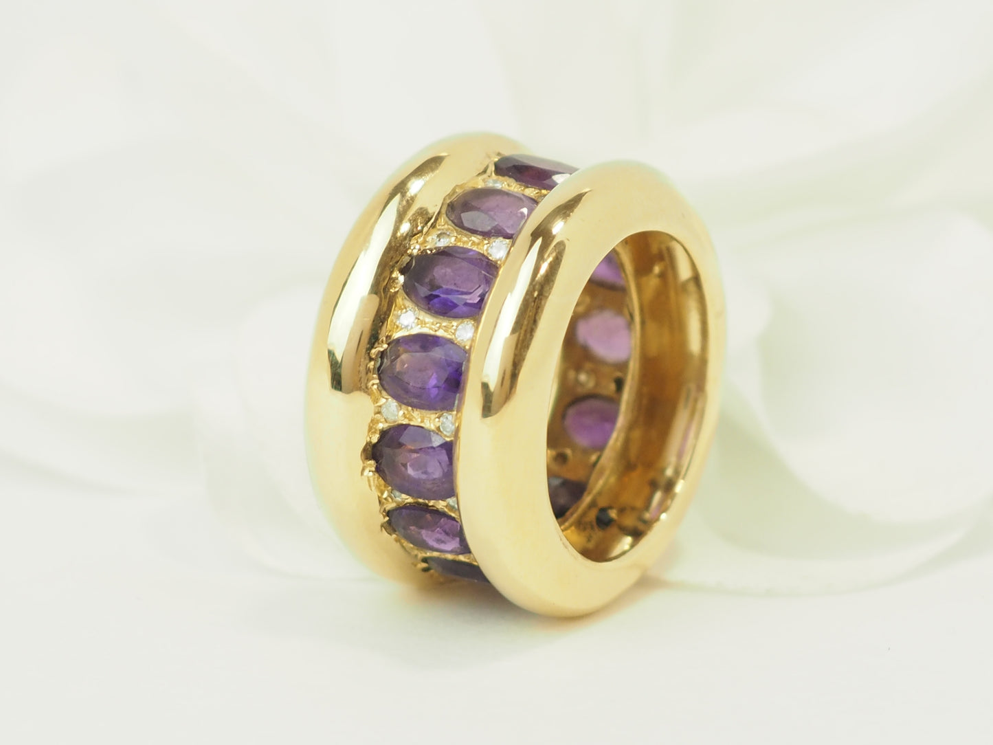 Bague large en or jaune, sertie d'améthystes et diamants