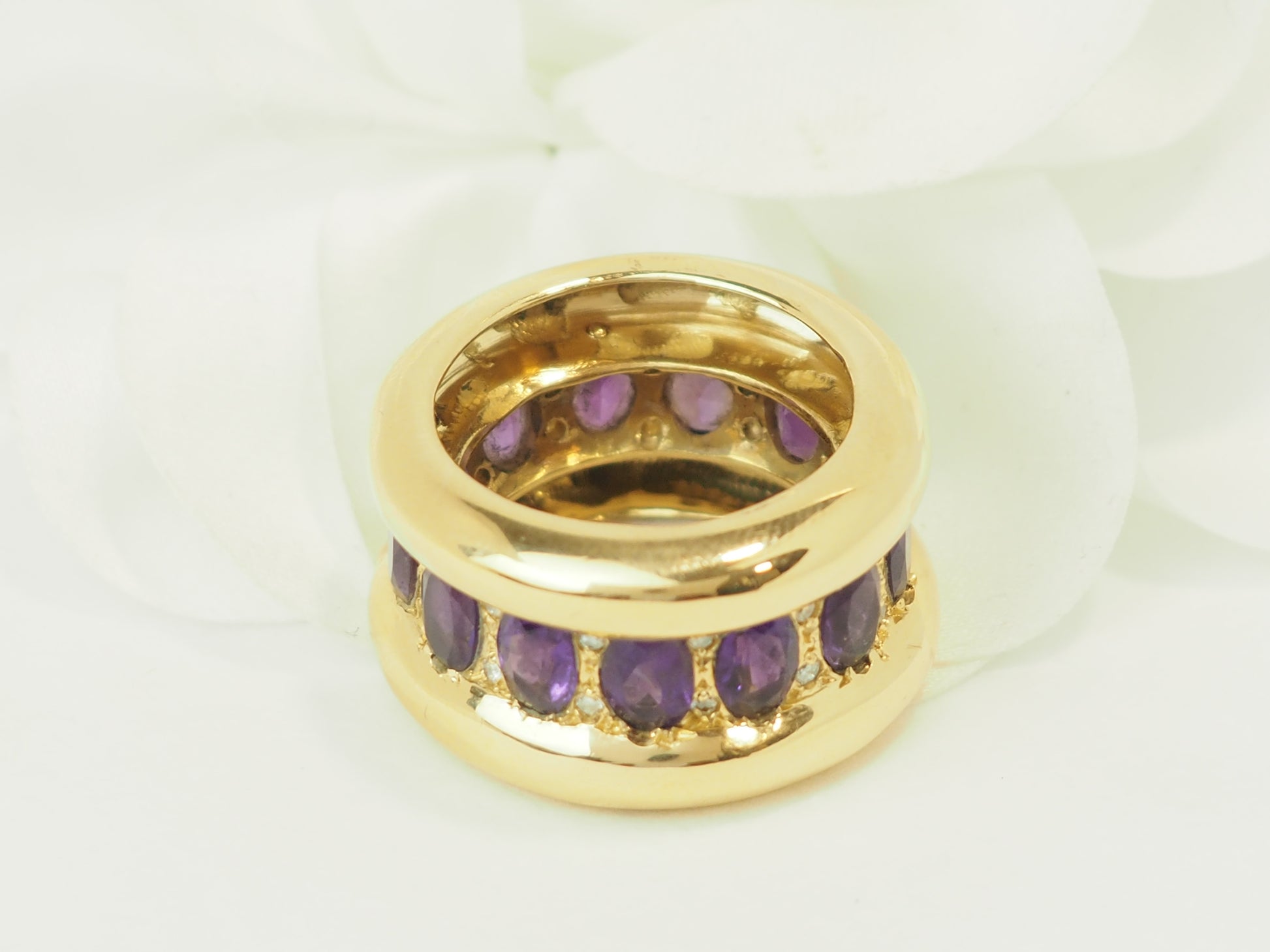 bague importante en or jaune et améthystes naturelles