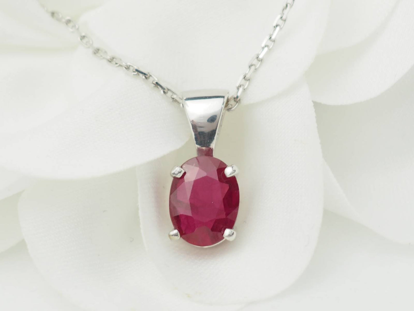 Collier solitaire en or blanc et rubis 2,12ct