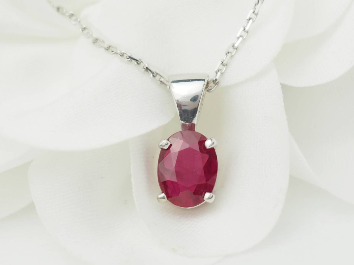 Collier solitaire en or blanc et rubis 2,12ct