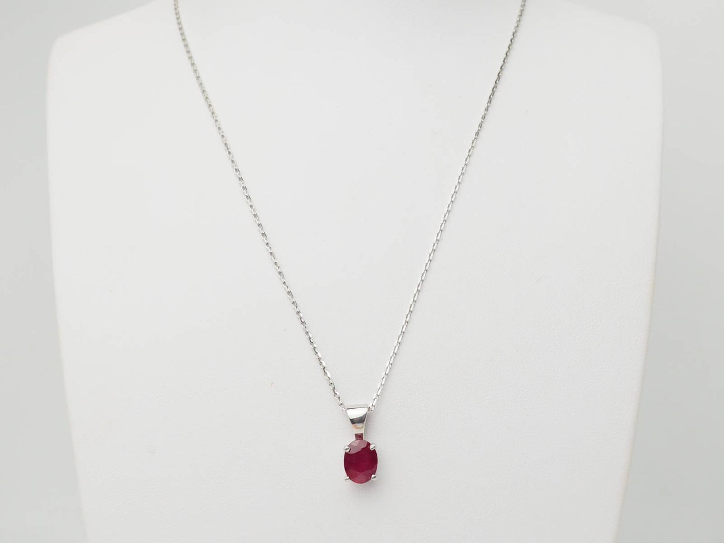 Collier solitaire en or blanc et rubis 2,12ct