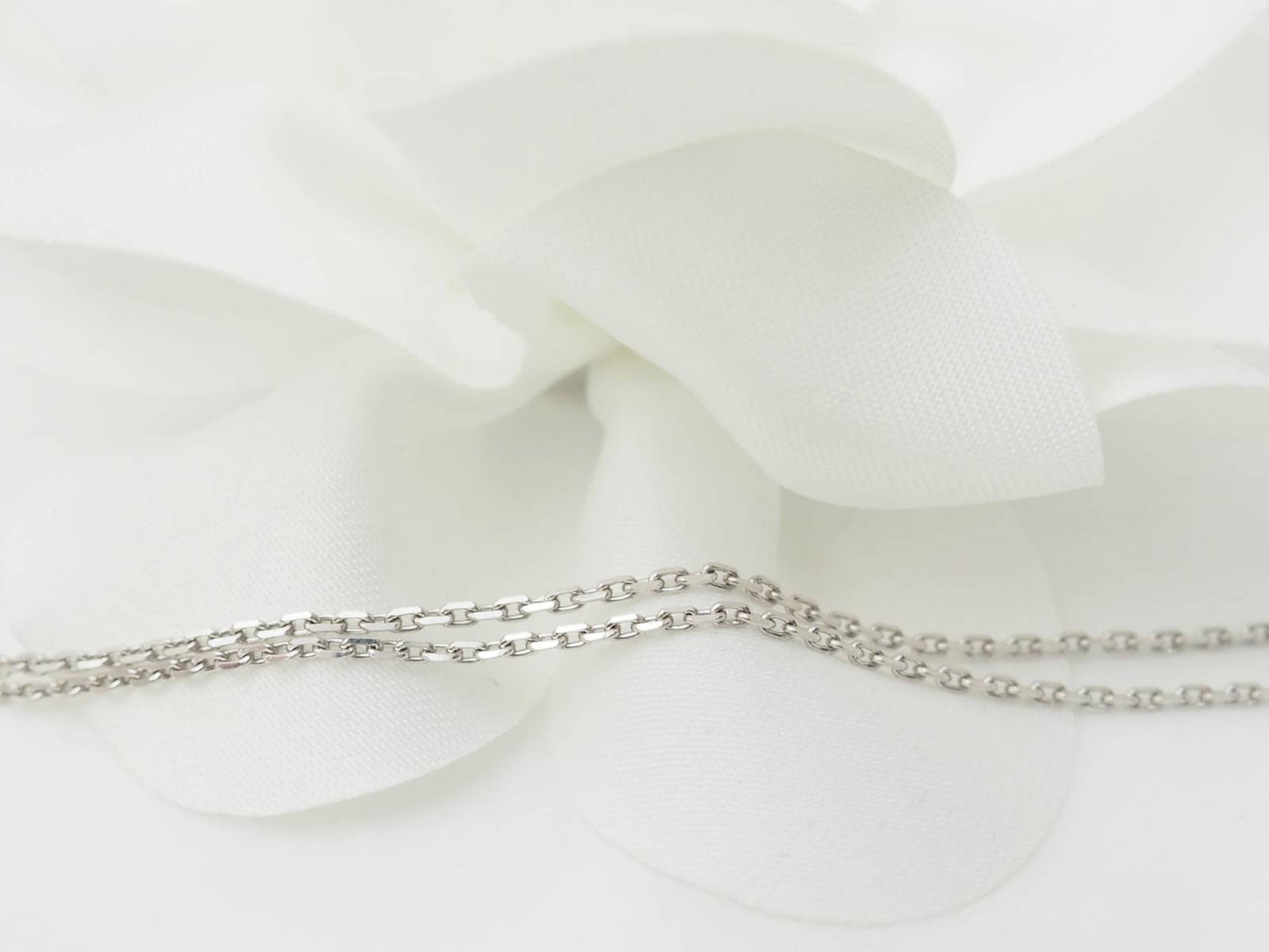 Collier solitaire en or blanc et rubis 2,12ct