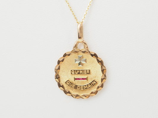 Pendentif Augis "Plus qu'hier, moins que demain" en or jaune 18 carats – Médaille d'amour