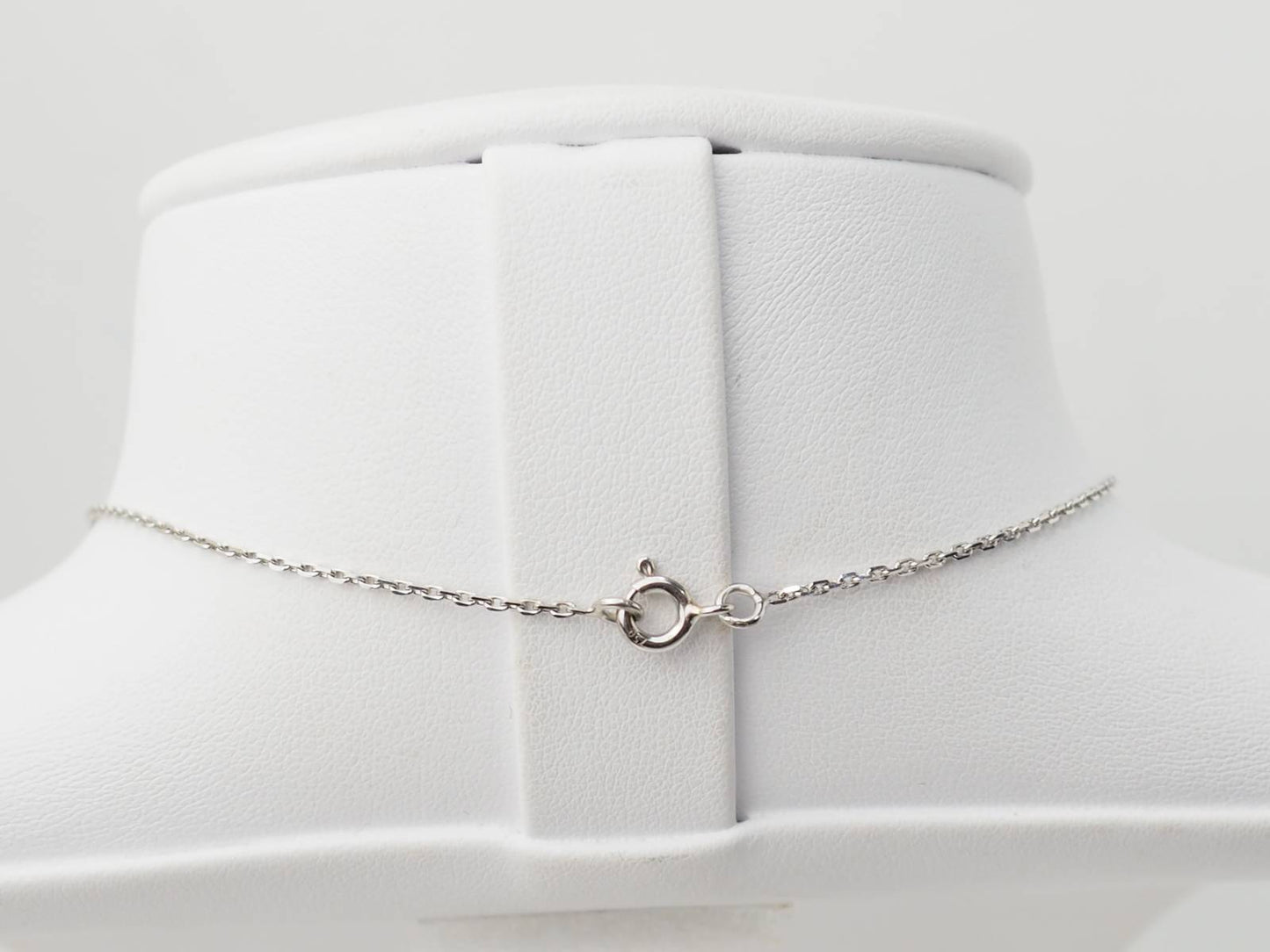 Collier solitaire en or blanc et rubis 2,12ct