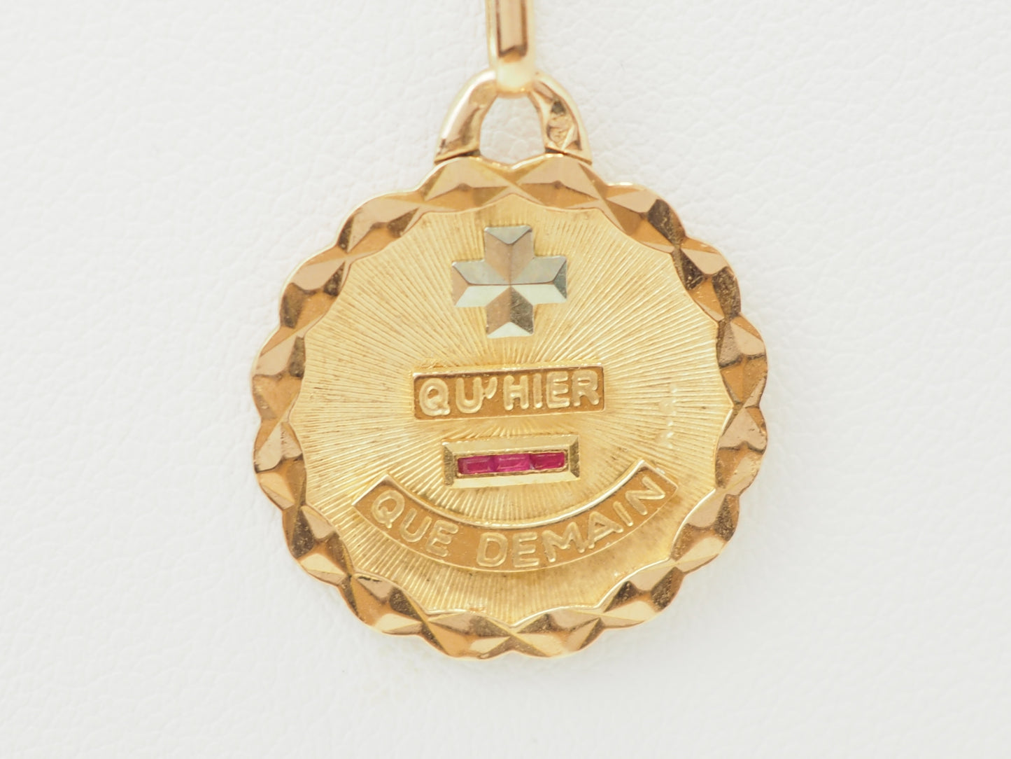Pendentif Augis "Plus qu'hier, moins que demain" en or jaune 18 carats – Médaille d'amour