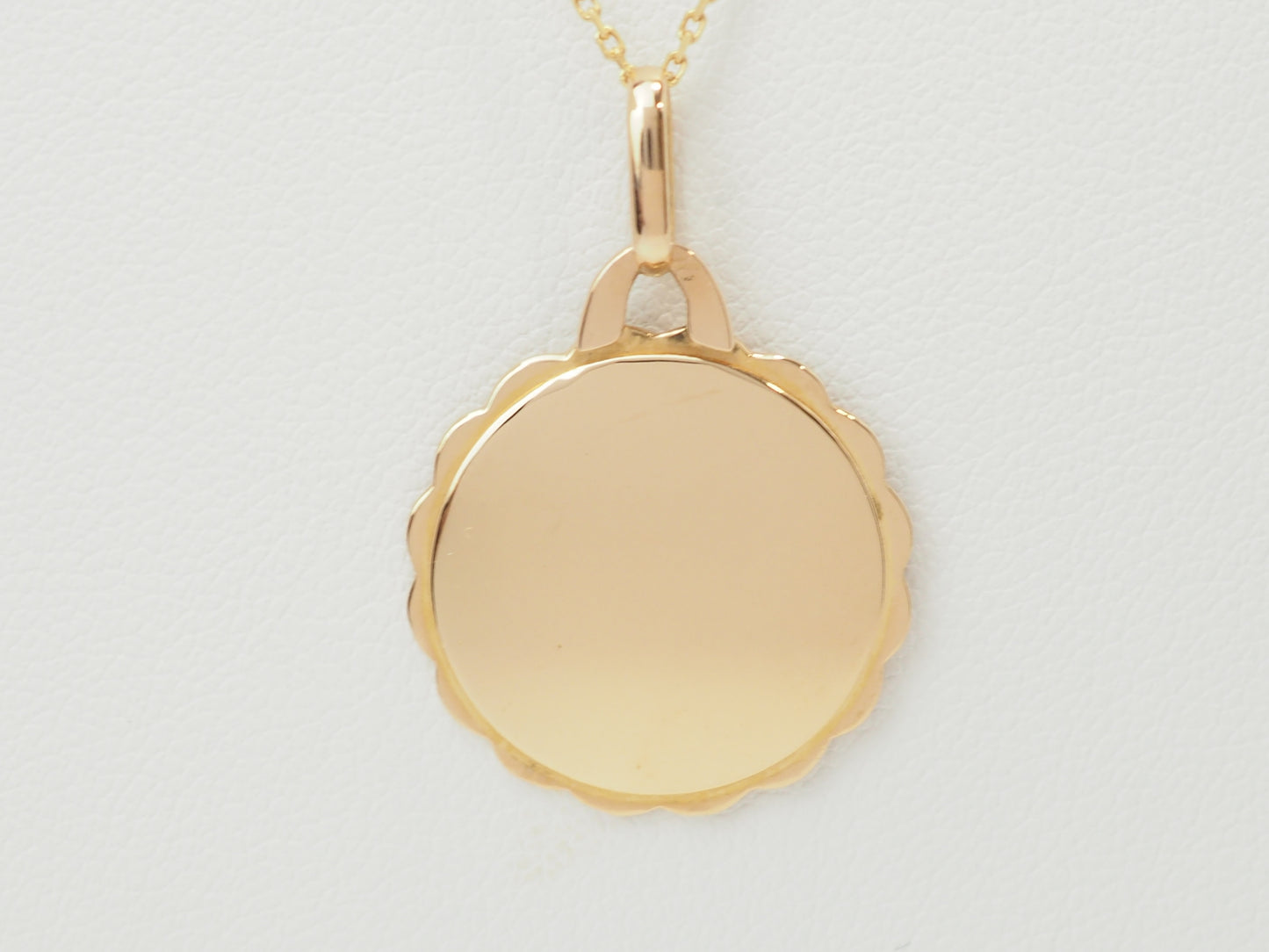 Pendentif Augis "Plus qu'hier, moins que demain" en or jaune 18 carats – Médaille d'amour
