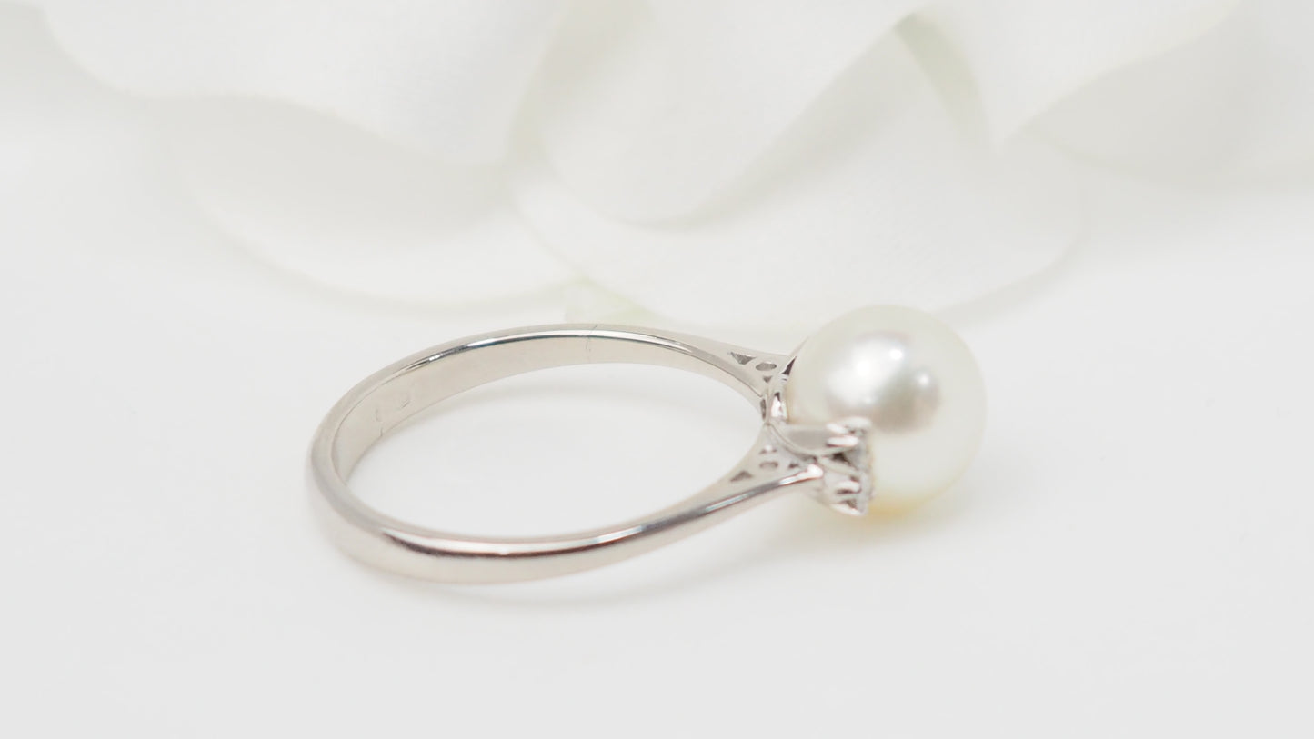 Bague en or blanc, perle de culture et diamants